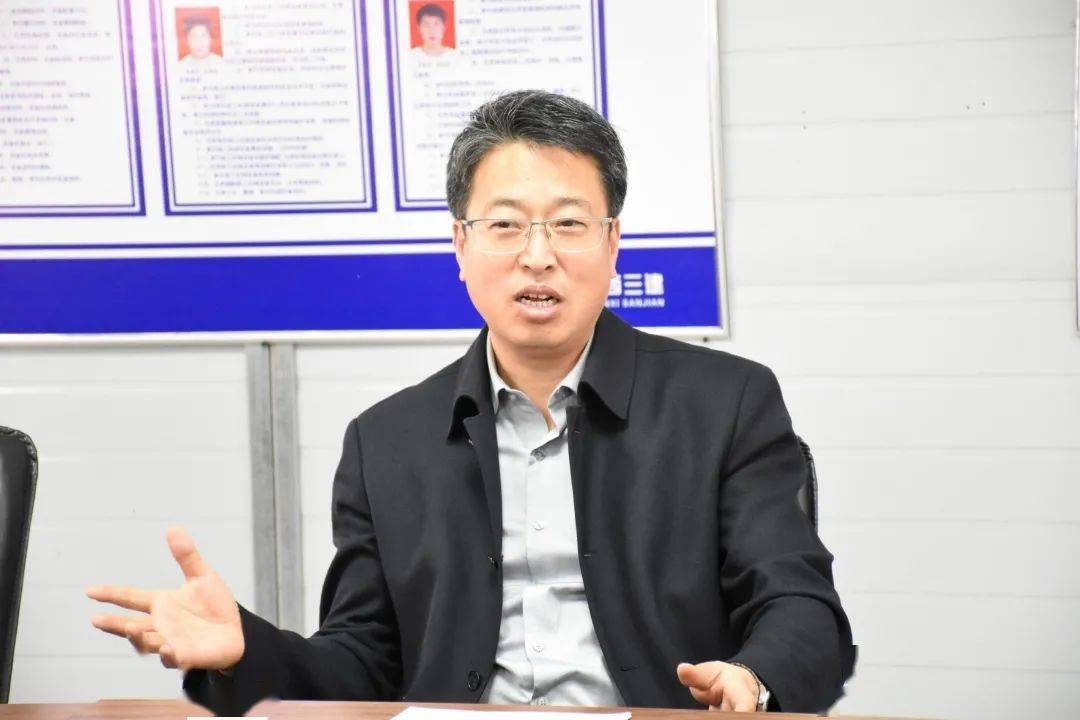 随后,李华荣,王金胜一行同郭强,杜进才等座谈,就大健康产业基地建设