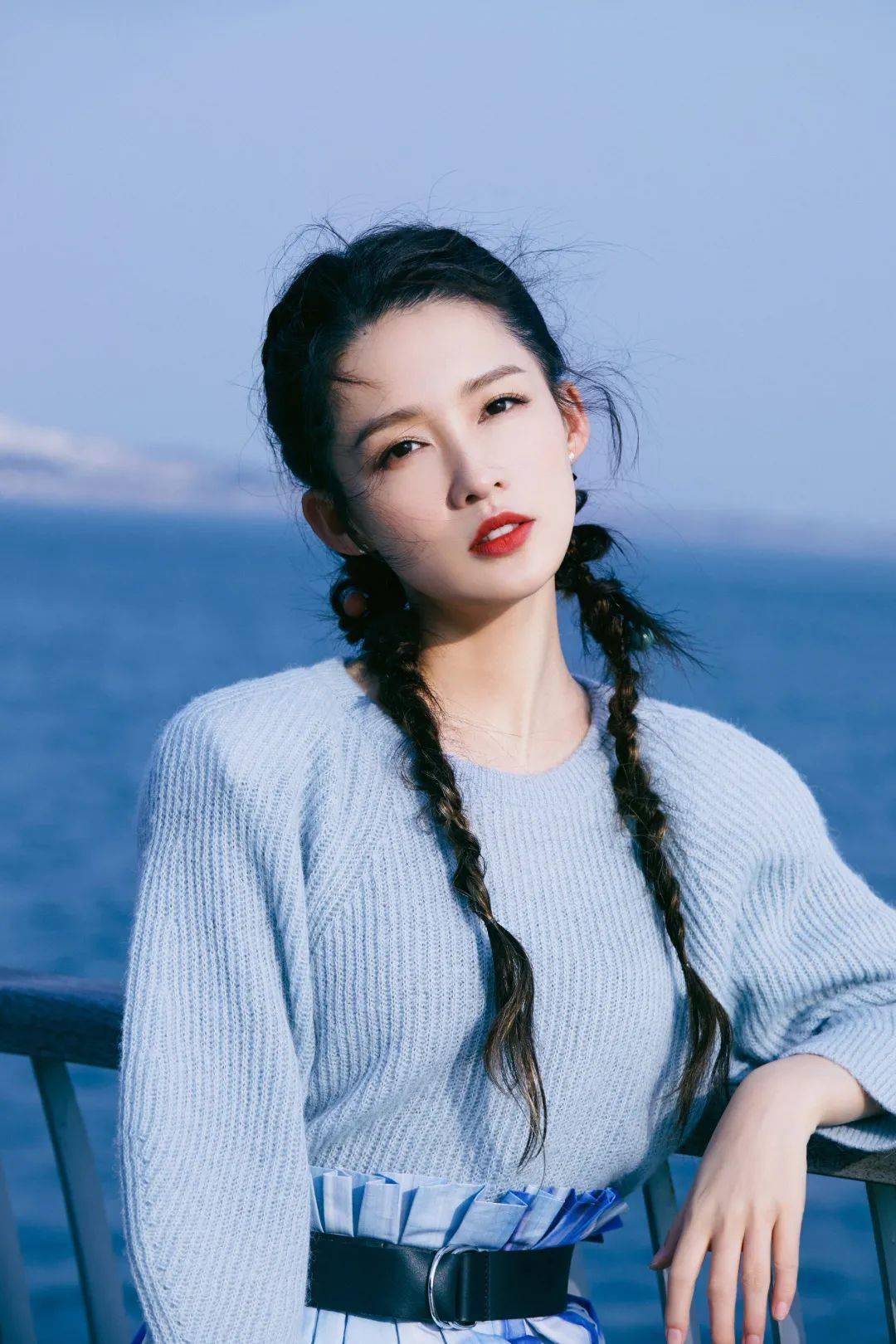 李沁的温婉气质一直是娱乐圈中一绝,这款不规则的麻花辫让她比海风更