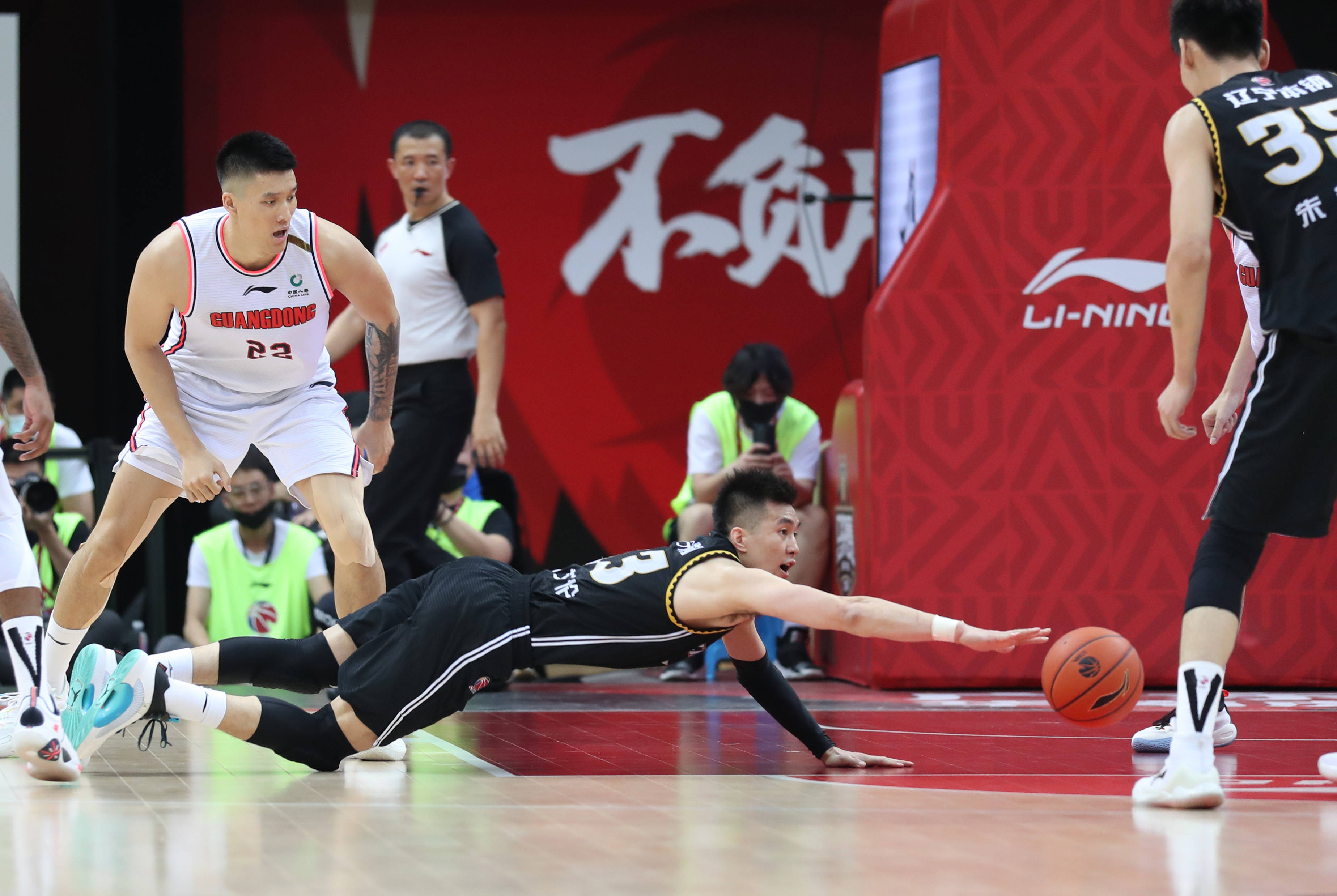 新华社照片,诸暨(浙江),2021年5月2日5月1日,辽宁本钢队球员郭艾伦(左