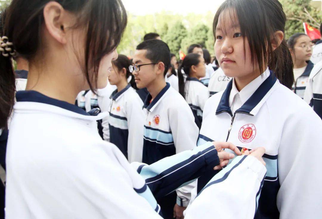 在长治四中新团员代表李天意同学的带领下,全体新老团员举起右拳,面向