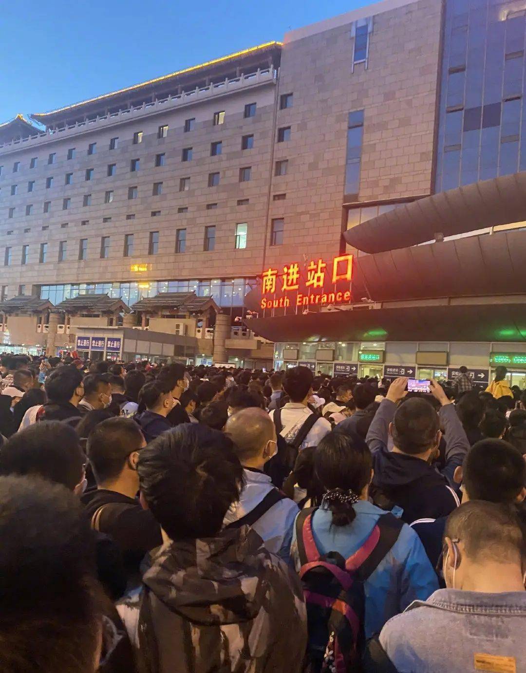 假期没开始就结束了成千上万人的假期结束于北京西站