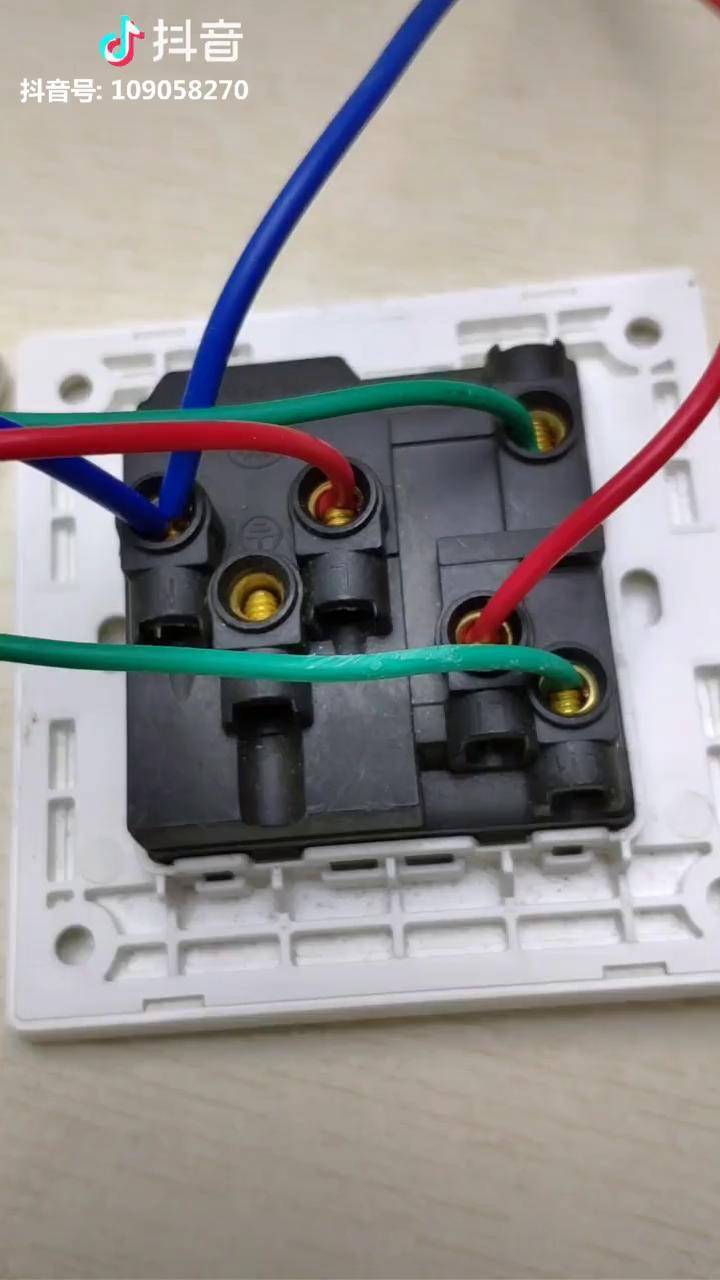 房間裝修兩個五孔雙控開關一個燈電工接線法還有這種神奇操作抖音科技