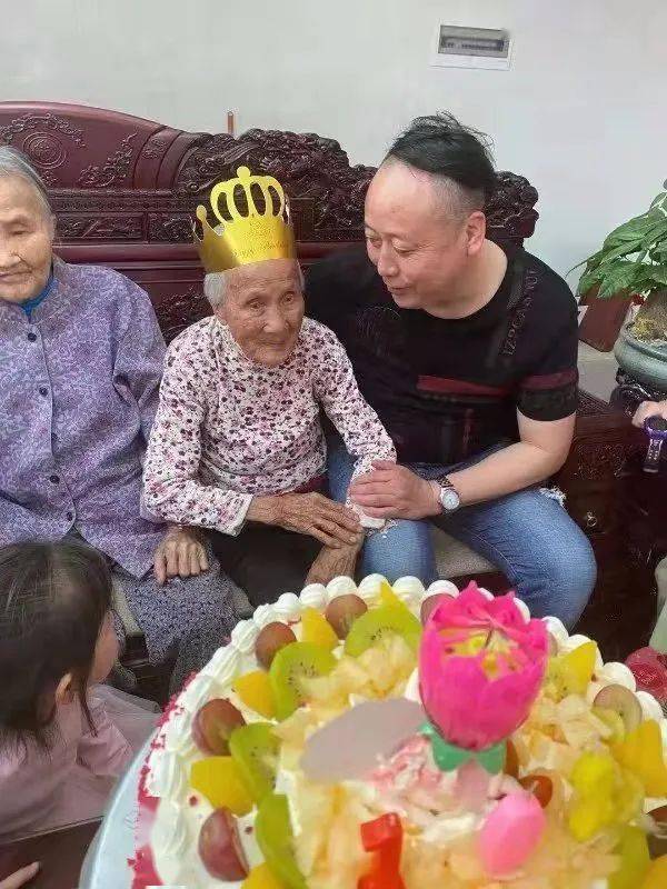 今天龍源口102歲的老奶奶過生日30多人從各地趕來給她慶生場面太溫馨