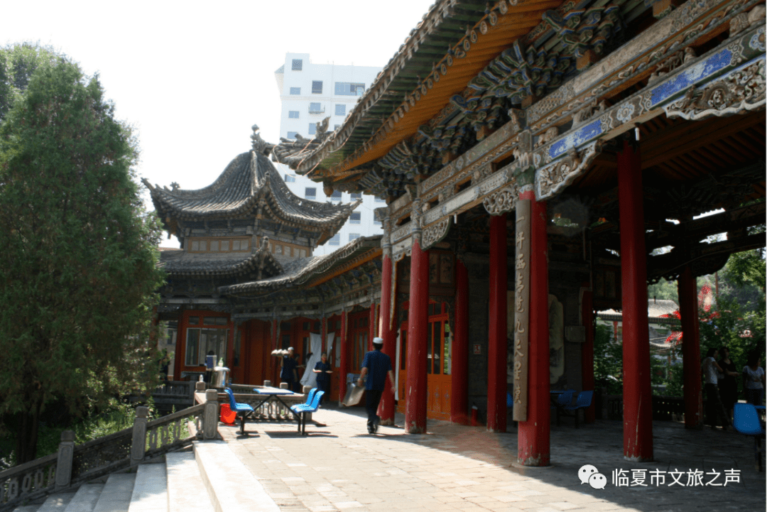 简 介:红园一字亭位于甘肃省临夏回族自治州临夏市红园街道办事处红园