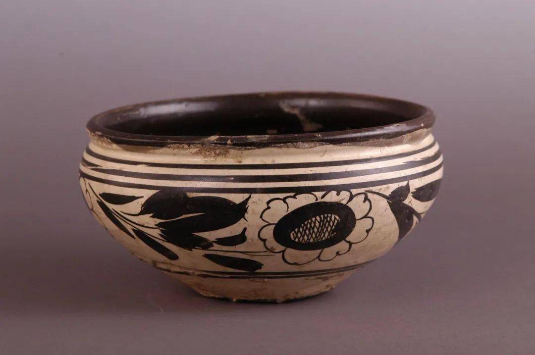 甘肃馆藏精品丨磁州窑白地褐花瓷盆