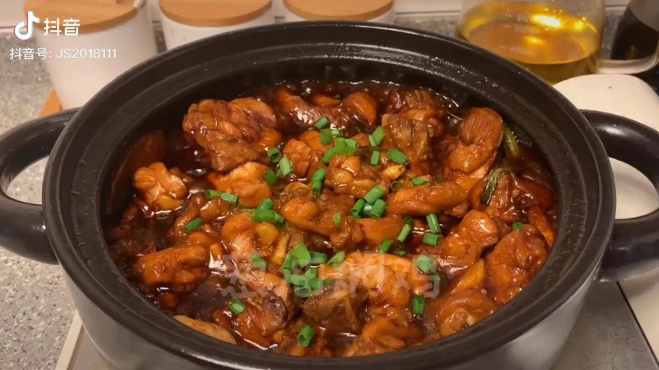 香葱与鸡肉的结合超下饭的葱油焖鸡你会为他学会这个菜吗为广东美食打