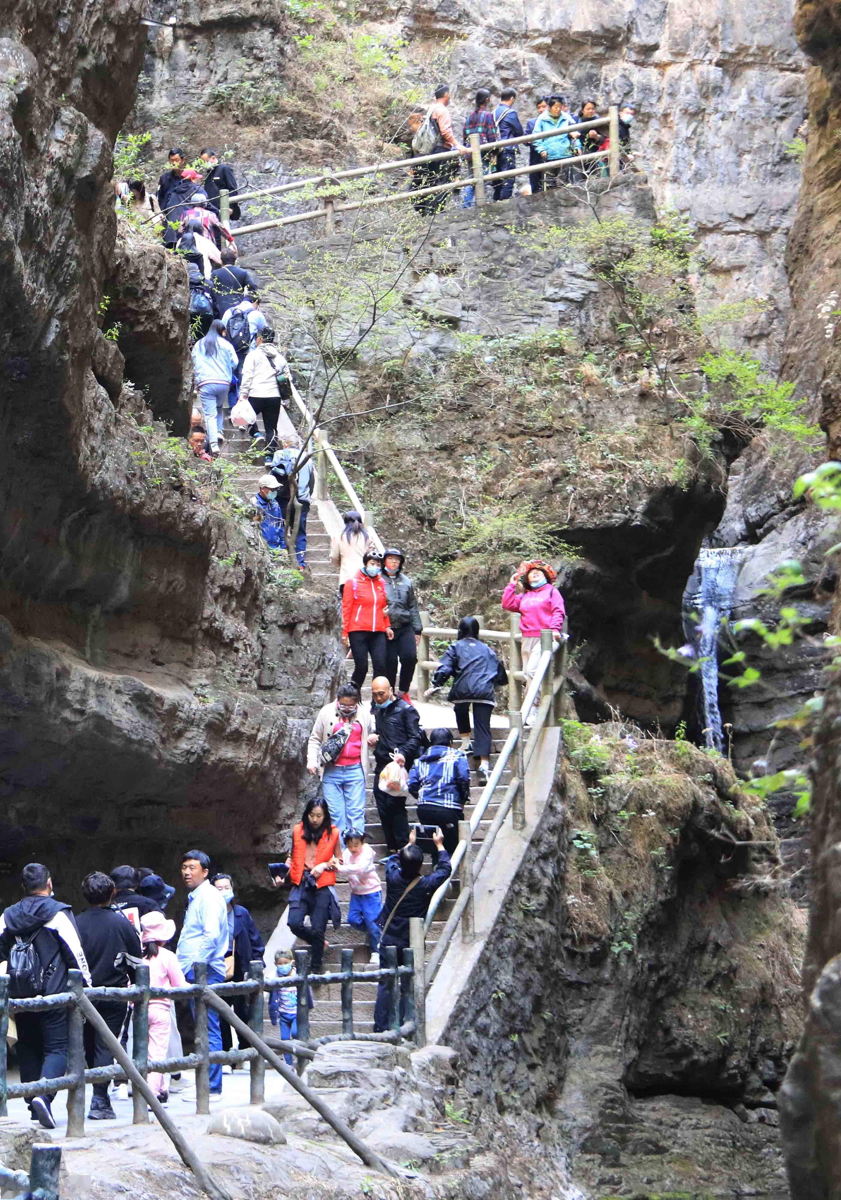 河北省保定市淶水縣野三坡百里峽景區遊客賞景遊覽.