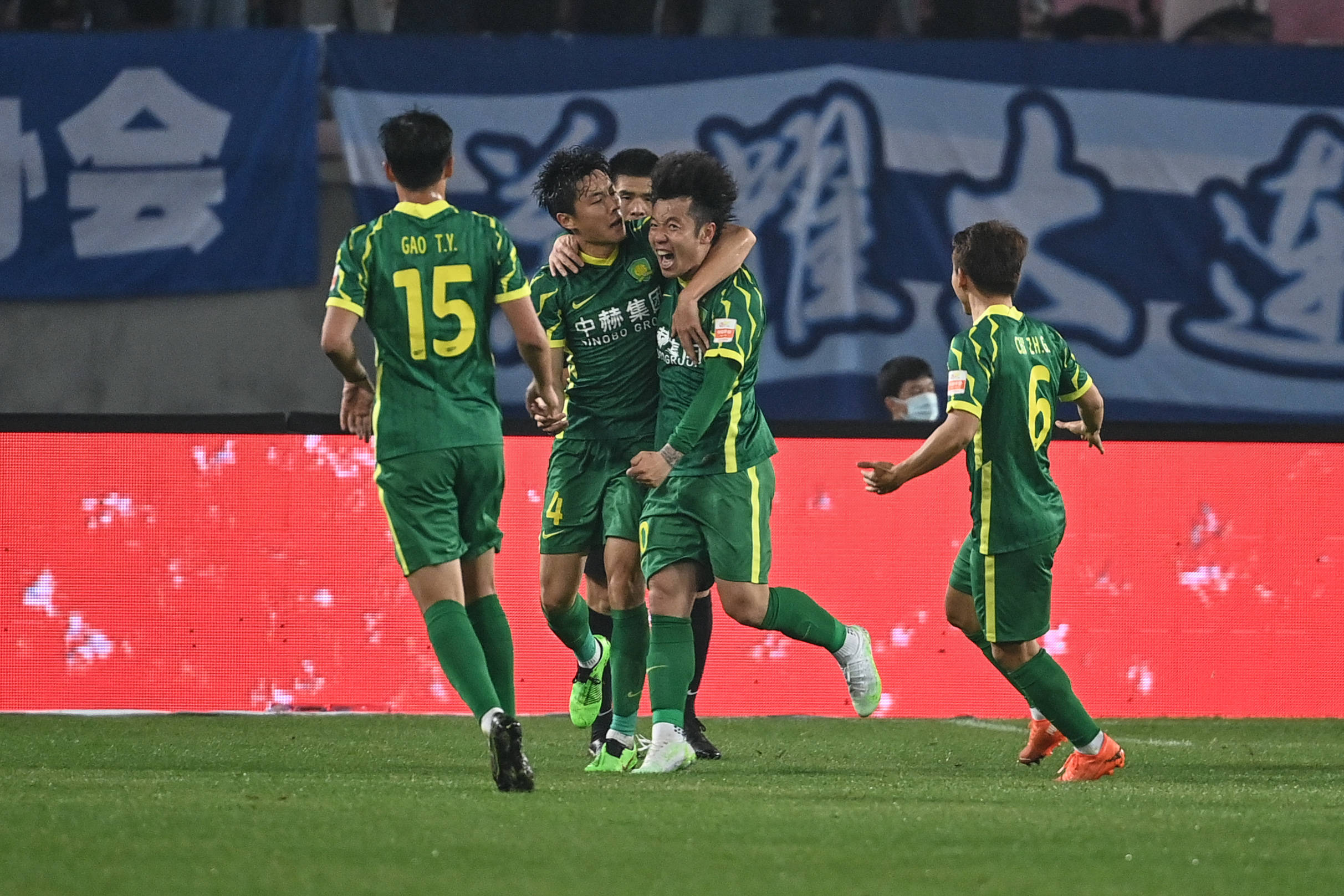 足球中超北京国安胜大连人