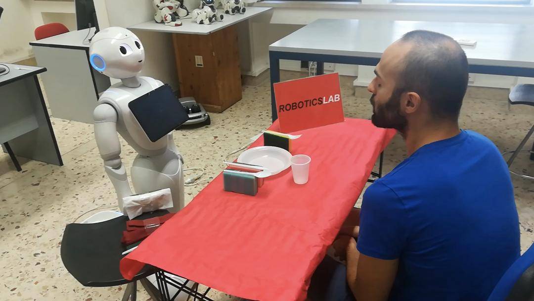 桌子|机器人：你知道我心里在想什么吗？ 我：求求你闭嘴吧