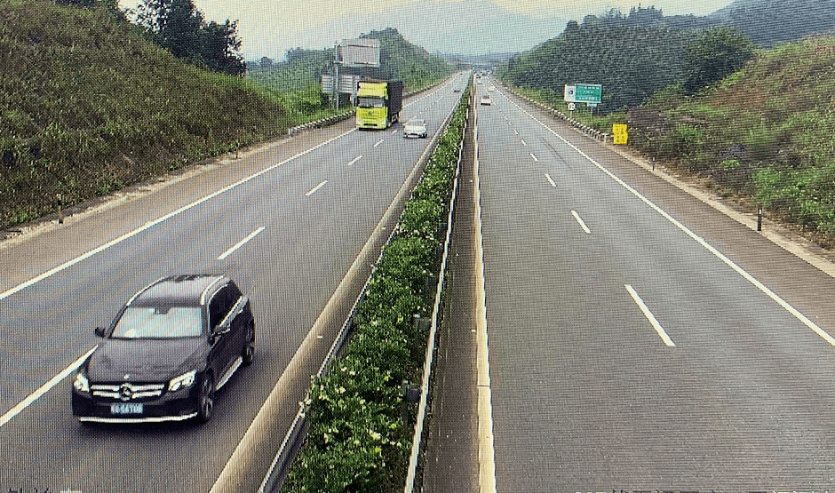 收费站进出车辆少▽g59呼北高速全兴路段双向车流无明显增长▽g72泉南