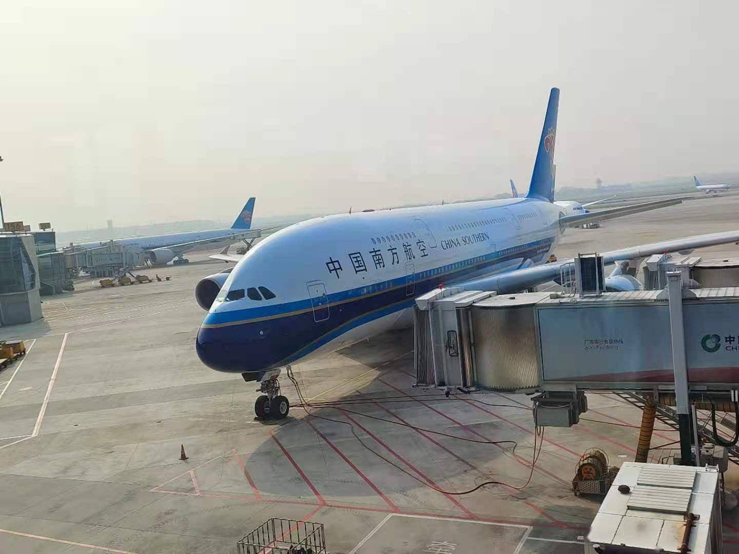 截止09:30,白雲機場實際執行航班312班,其中出港180班,進港132班,航班