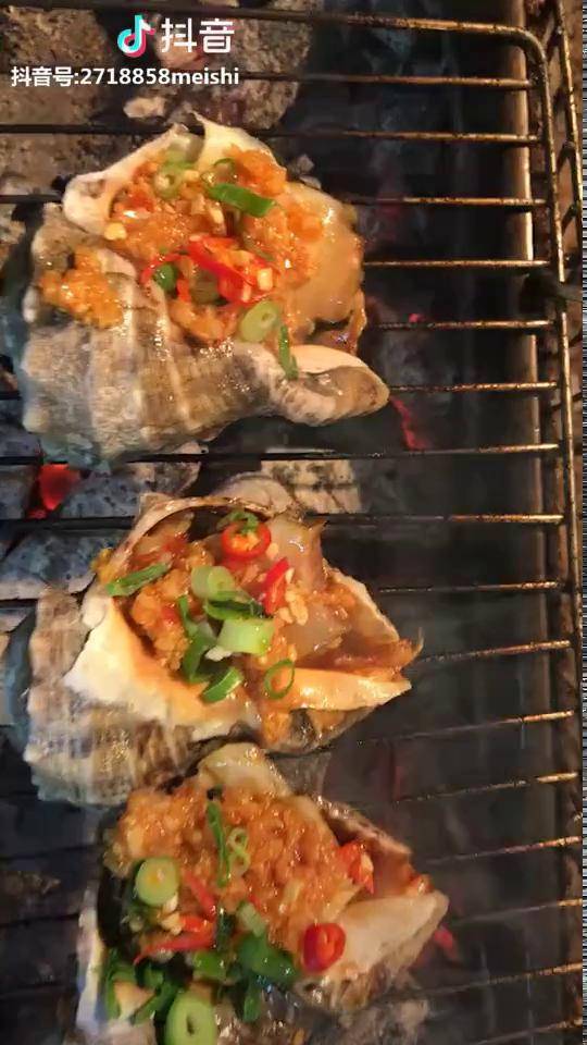 烤海螺教程海螺用水煮3分钟把肉扣出改刀放回壳内加入熬好的蒜蓉酱烤3