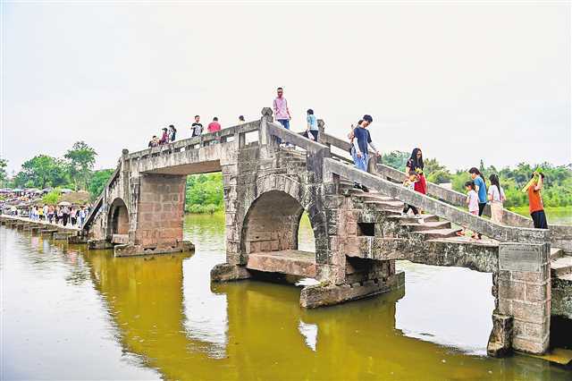 5月4日,荣昌区万灵古镇,游客在大荣桥上游玩