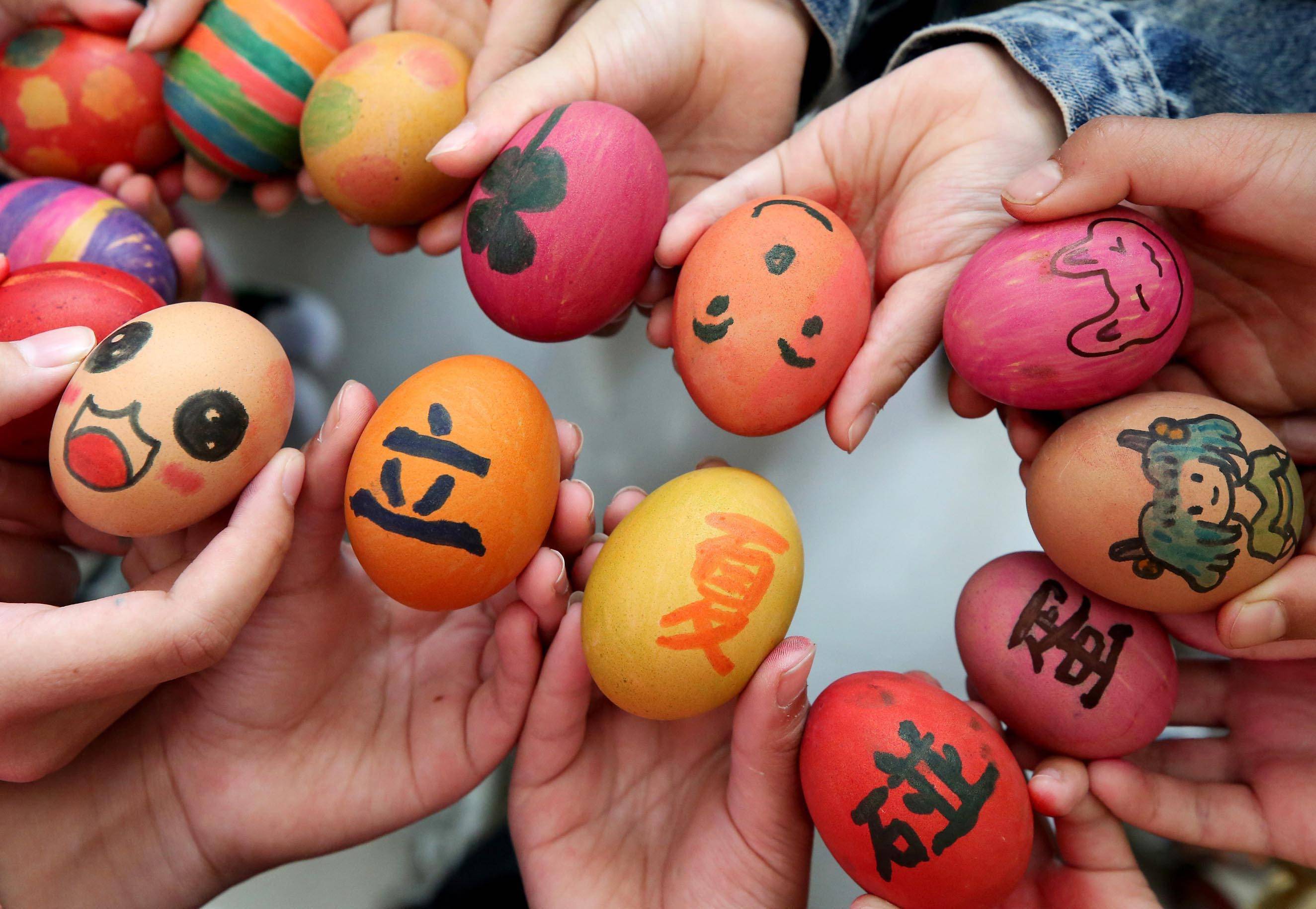 省枣庄市垎塔埠街道杨河社区开展立夏"碰蛋"活动,小朋友们通过画彩蛋