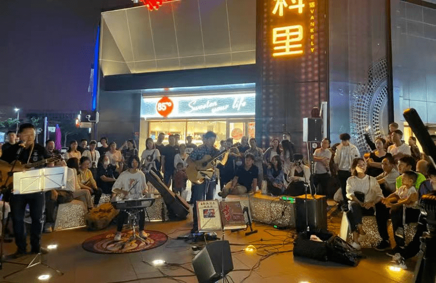 街头艺人在集美龙舟池南辉亭,集美新城市民广场,云城万科里等人流聚集