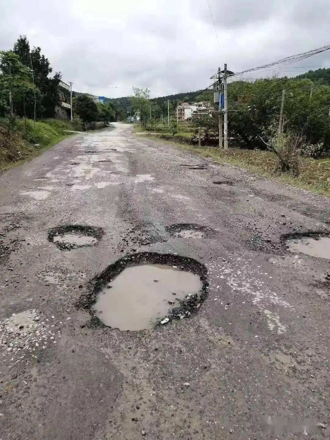 图为网友拍摄版权归属原作者当地的百姓呼吁:希望省道s243早日扩建