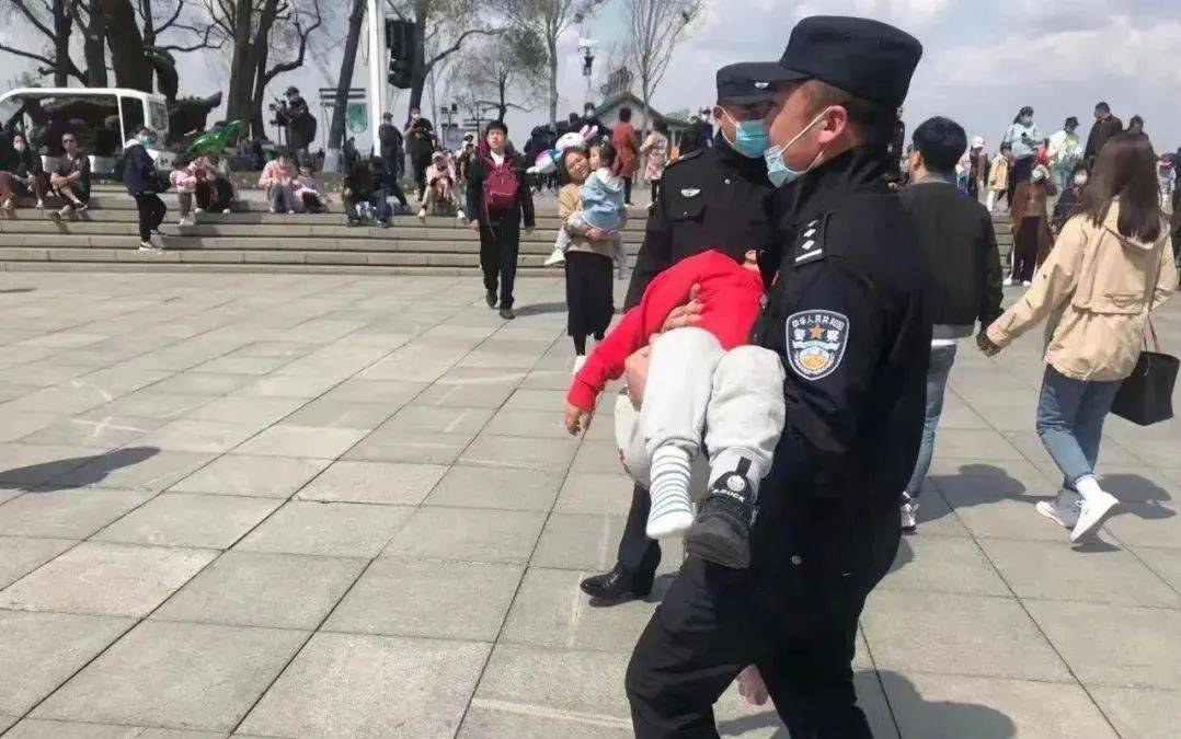 防洪纪念塔下大庆男童突然倒地警察抱起孩子就跑
