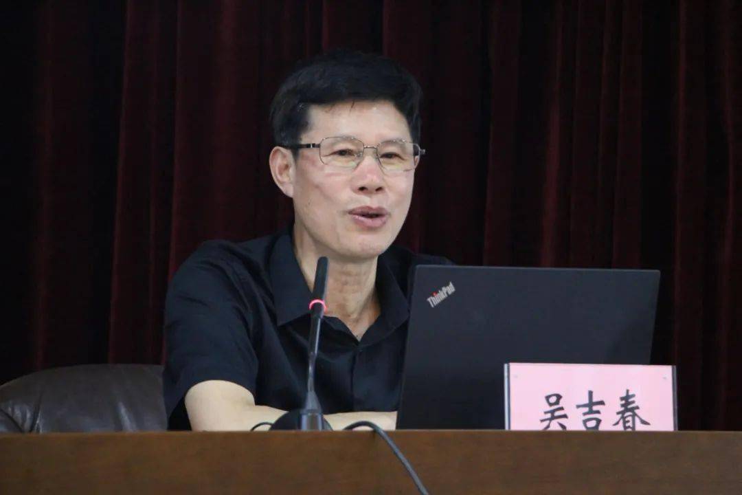 区人大原副主任,区关工委常务副主任吴吉春围绕"忆往昔,看今朝,展未来