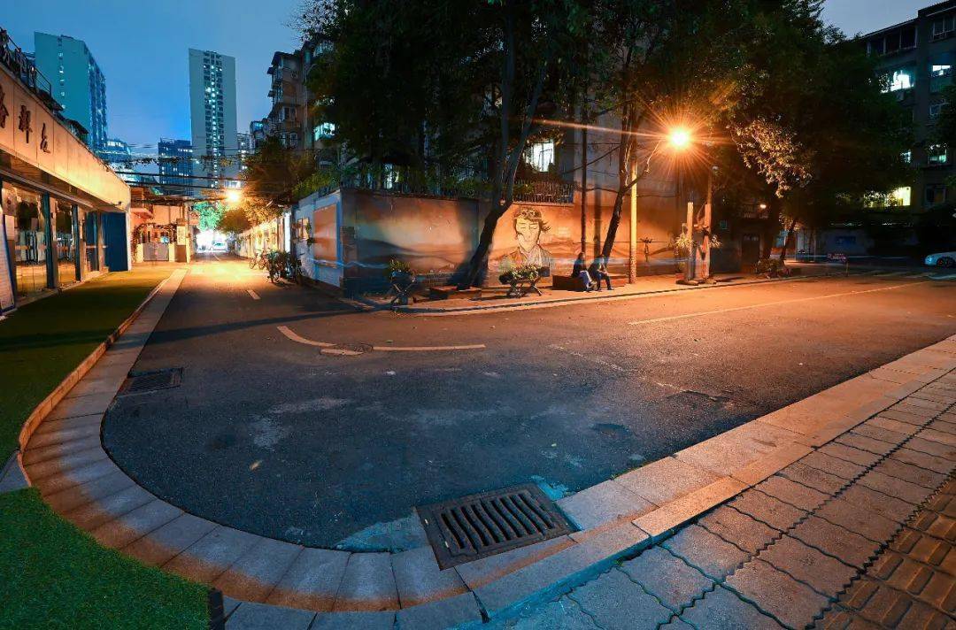 夜色下的玉林街道爱转角涂鸦 摄影:王效