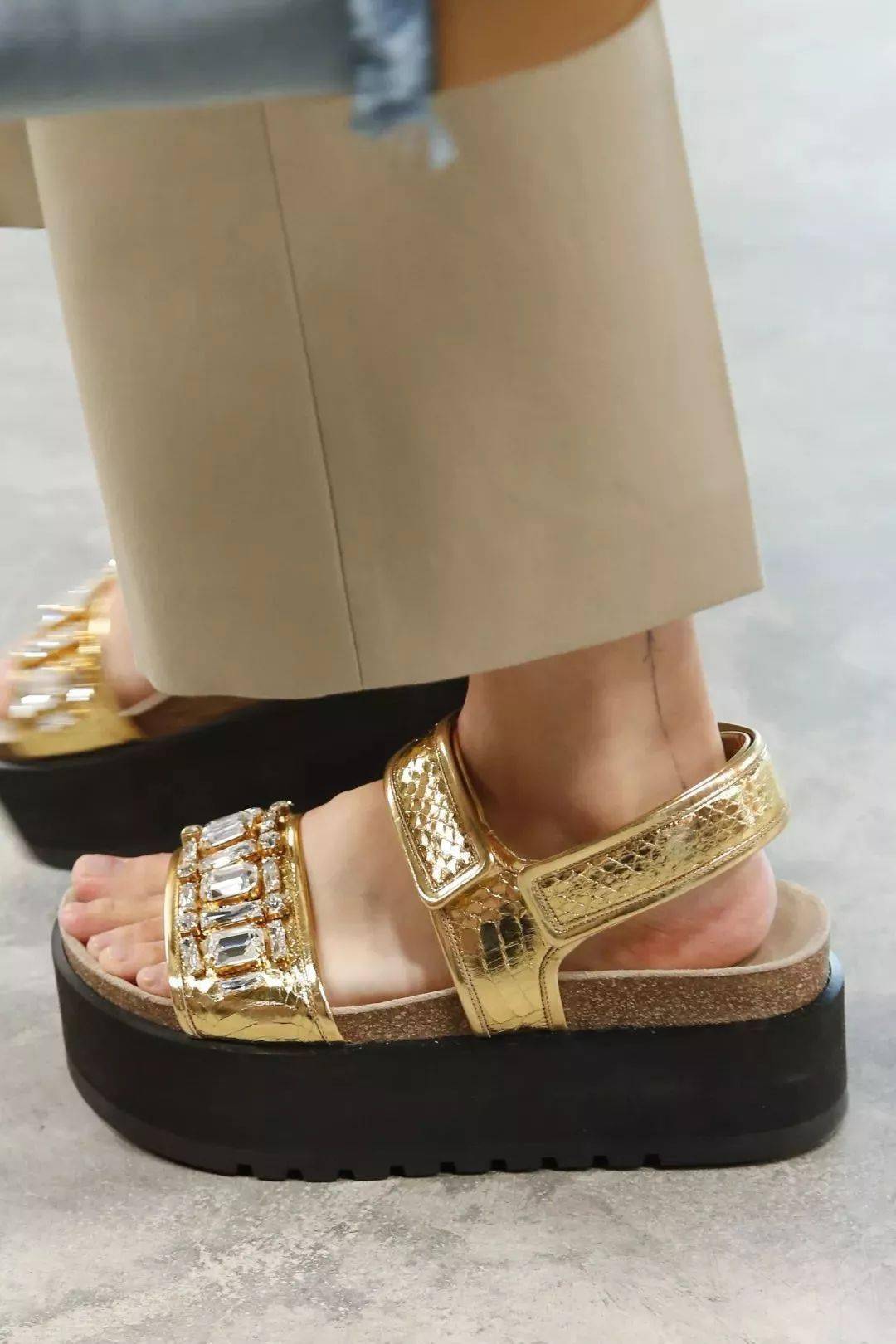 今年夏天丑凉鞋火了不过千万别急着买穿上真的不好看