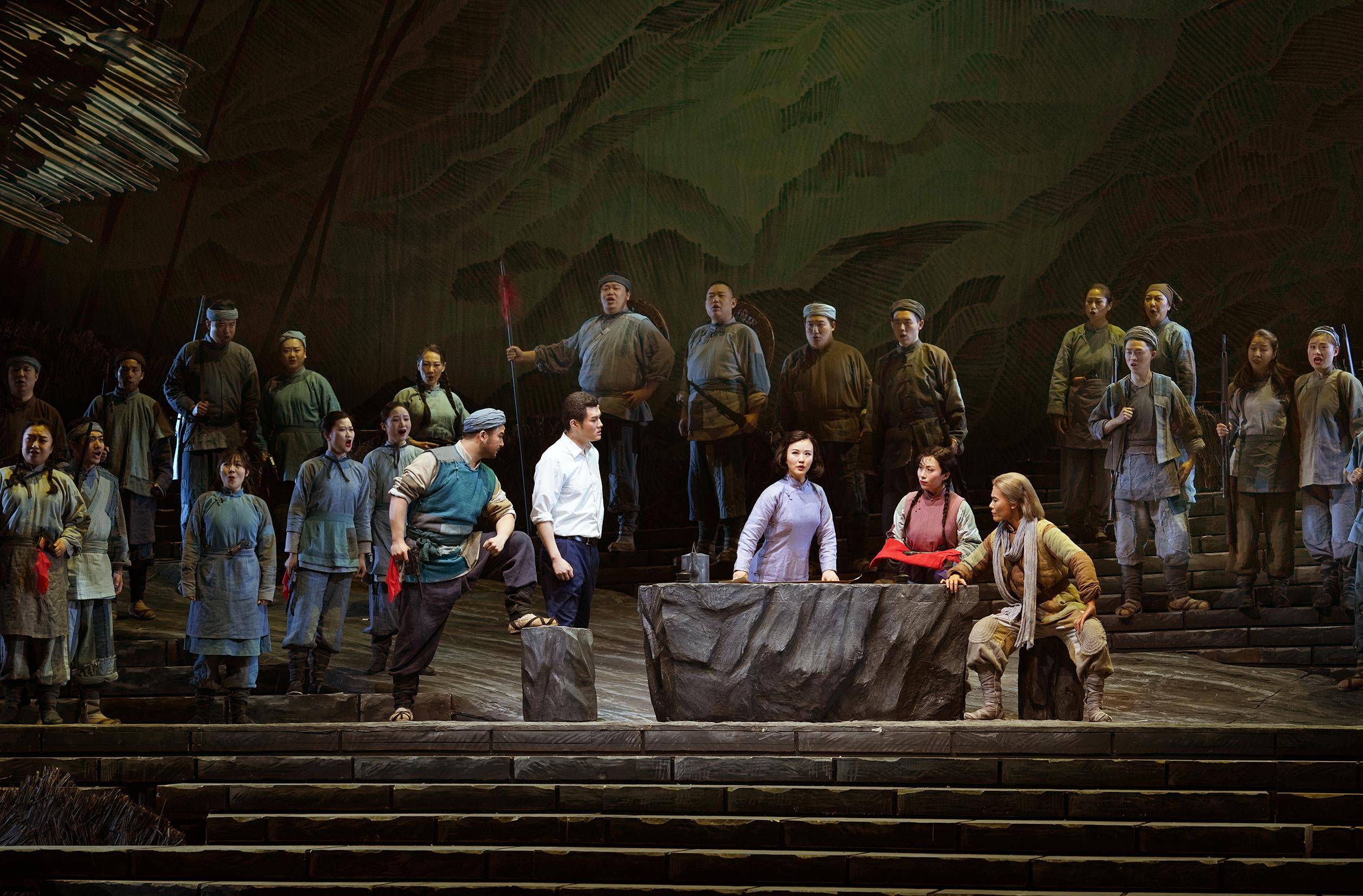 "红岩上红梅开,千里冰霜脚下踩,三九严寒何所惧,一片丹心向阳开.