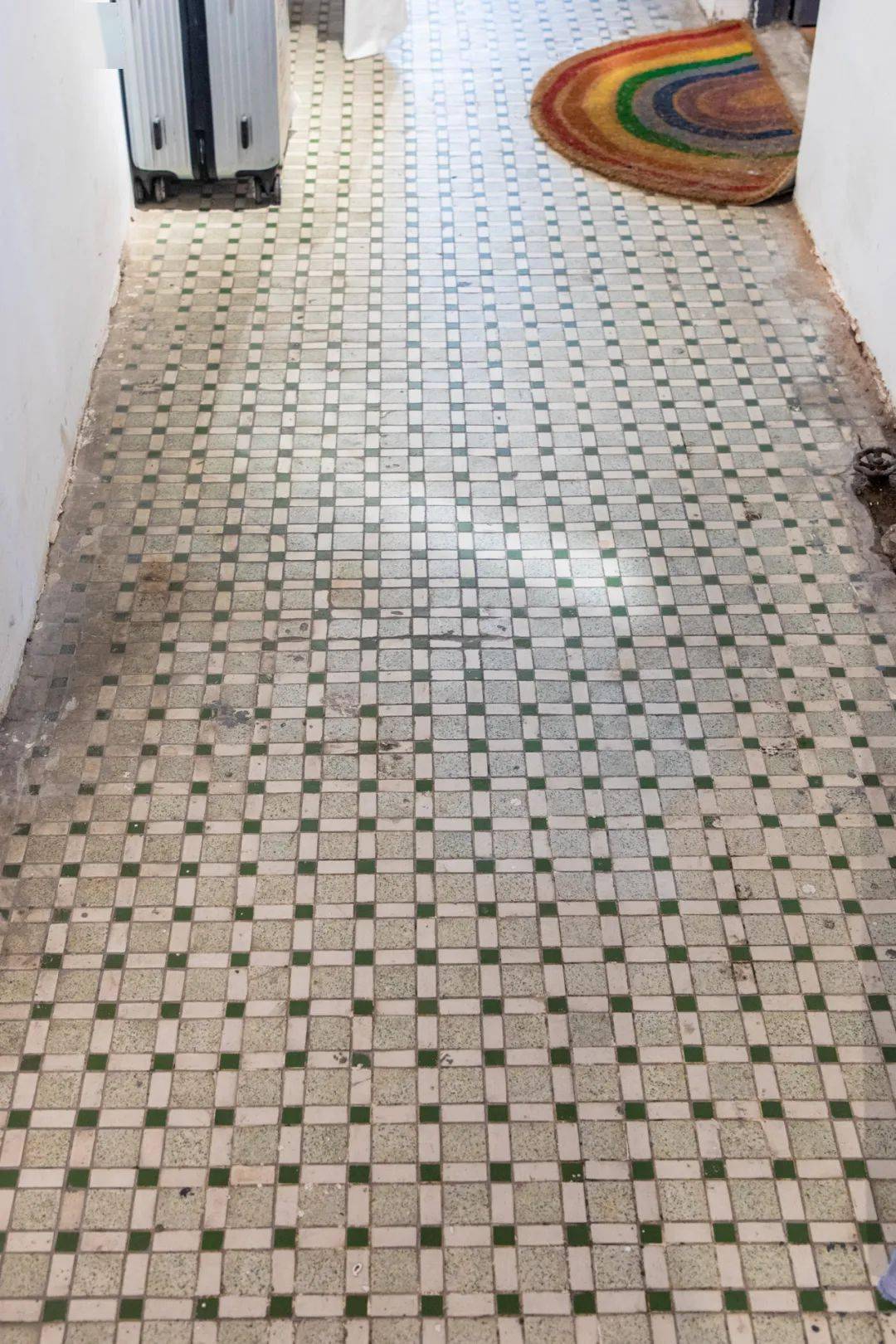 家家户户都是这样的装修,70,80年代的老广,比如这个木屋顶和格仔地板