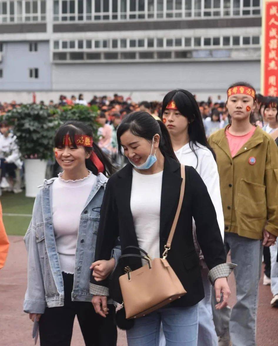 十八而志不负韶华筠连县中学举行高2018级成人礼暨高考冲刺誓师大会