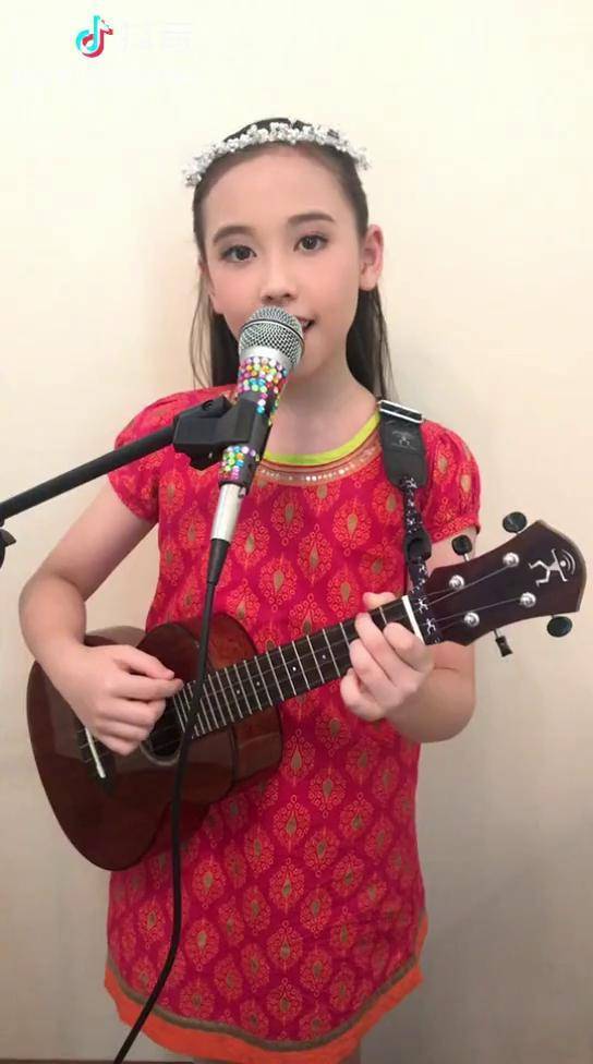 8岁混血女生弹唱年少有为