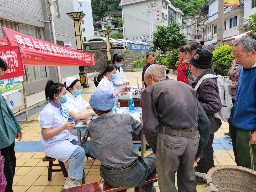 5月5日,思南县人民医院呼吸内科走进大河坝镇社区,积极开展世界哮喘