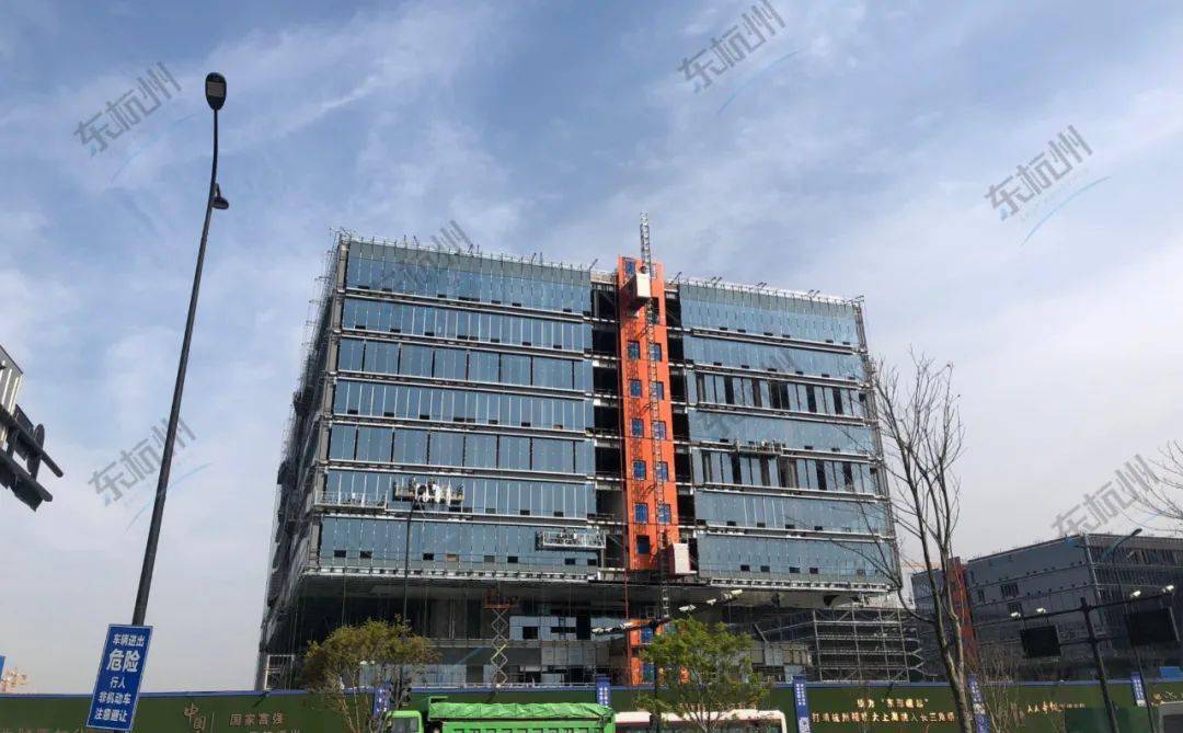 随着丰收湖板块数字产业的落地,丰收湖公园开园,板块内的新盘逐渐增多