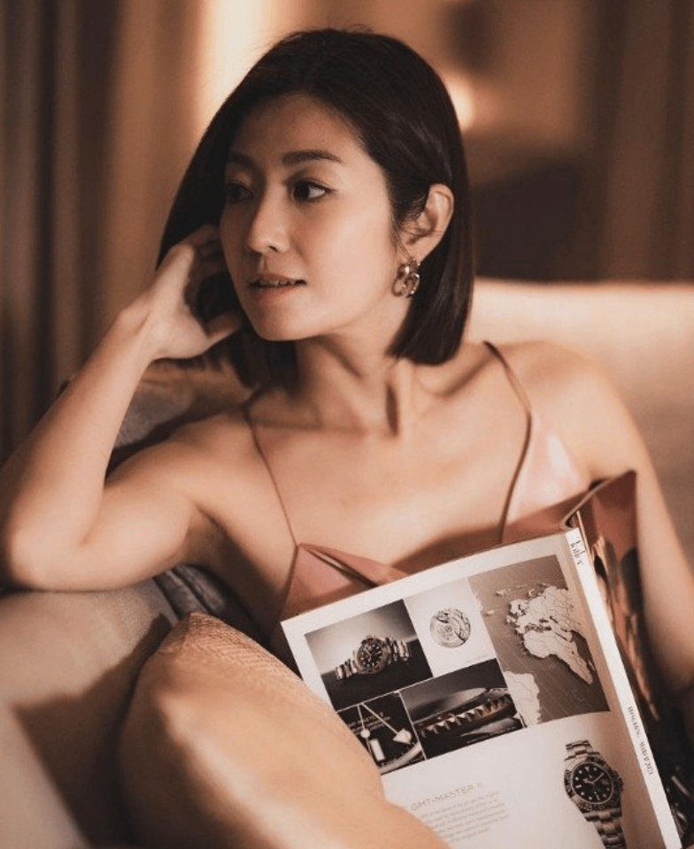 tvb花旦陈自瑶风格大变,性感睡衣照魅惑诱人,深v引人遐想!_王浩信