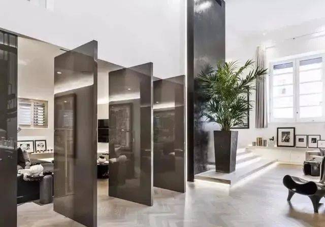 旋转式隐形门适合面积较大的空间,它兼顾了门和隔断的双重功能,空间