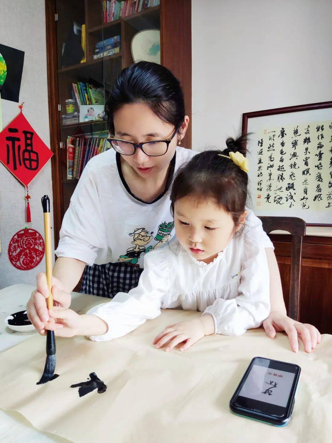 杭州市惠兴中学同学们在家长的陪伴下拍摄了《青年陈望道》的微电影