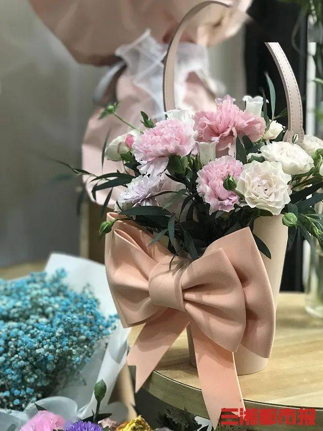 消费丨鲜花价高 母亲节前夕康乃馨价格翻倍 贺女士 消费丨鲜花价高 母亲节前夕康乃馨价格翻倍 贺女士