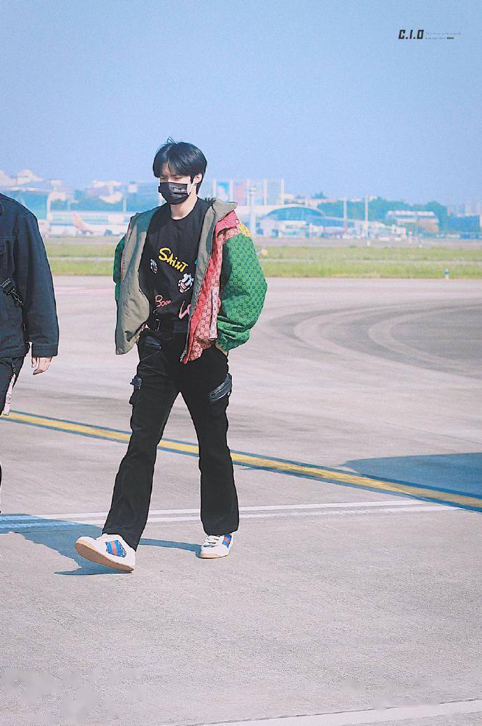 刘耀文新鲜机场图出炉 gucci少年又把机场走成了秀场