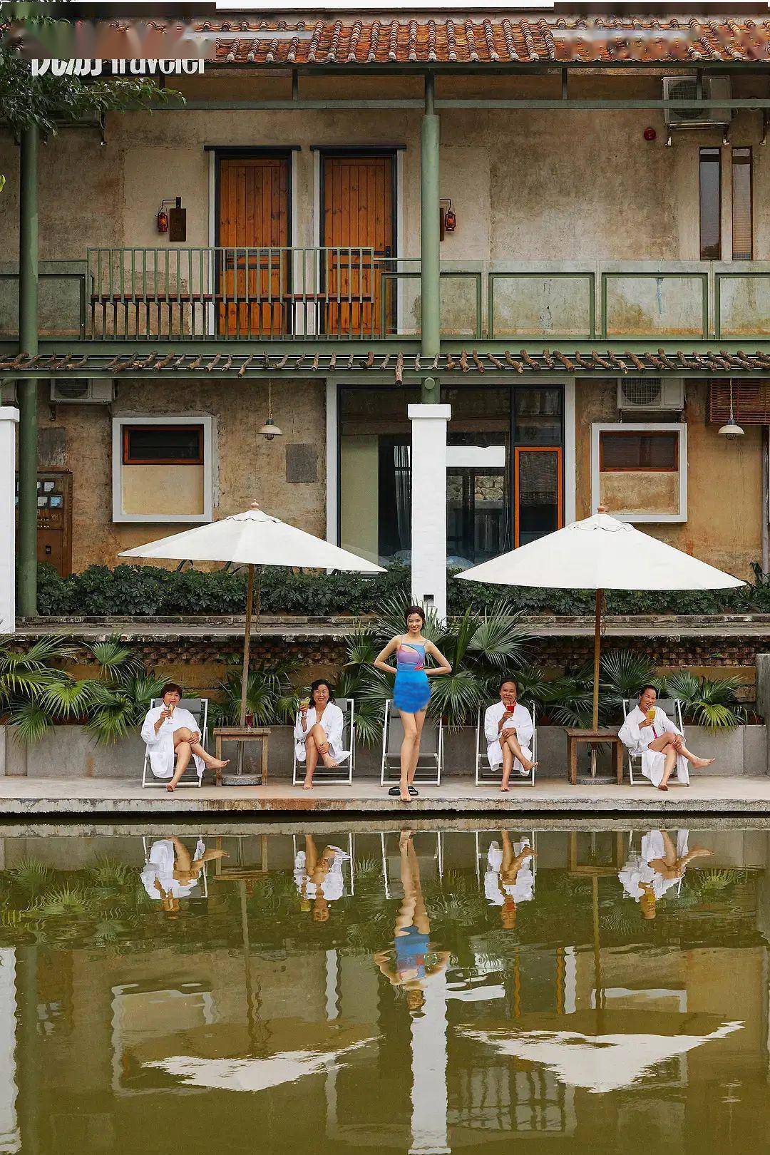 雎晓雯甚至与一群吃着冰淇淋的小学生们合了影,他们