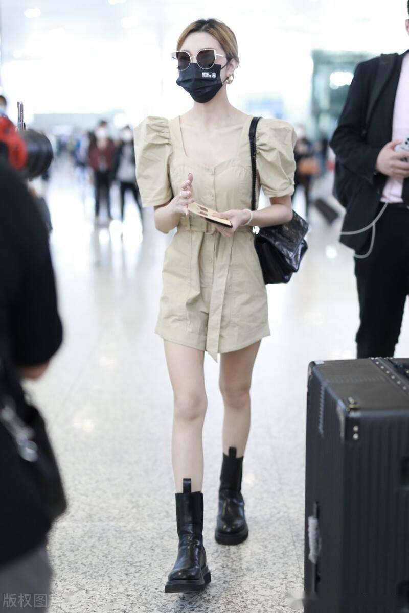 街拍:李紫婷卡其色修身连体裳 黑色马丁靴 复古手提包甜酷个性