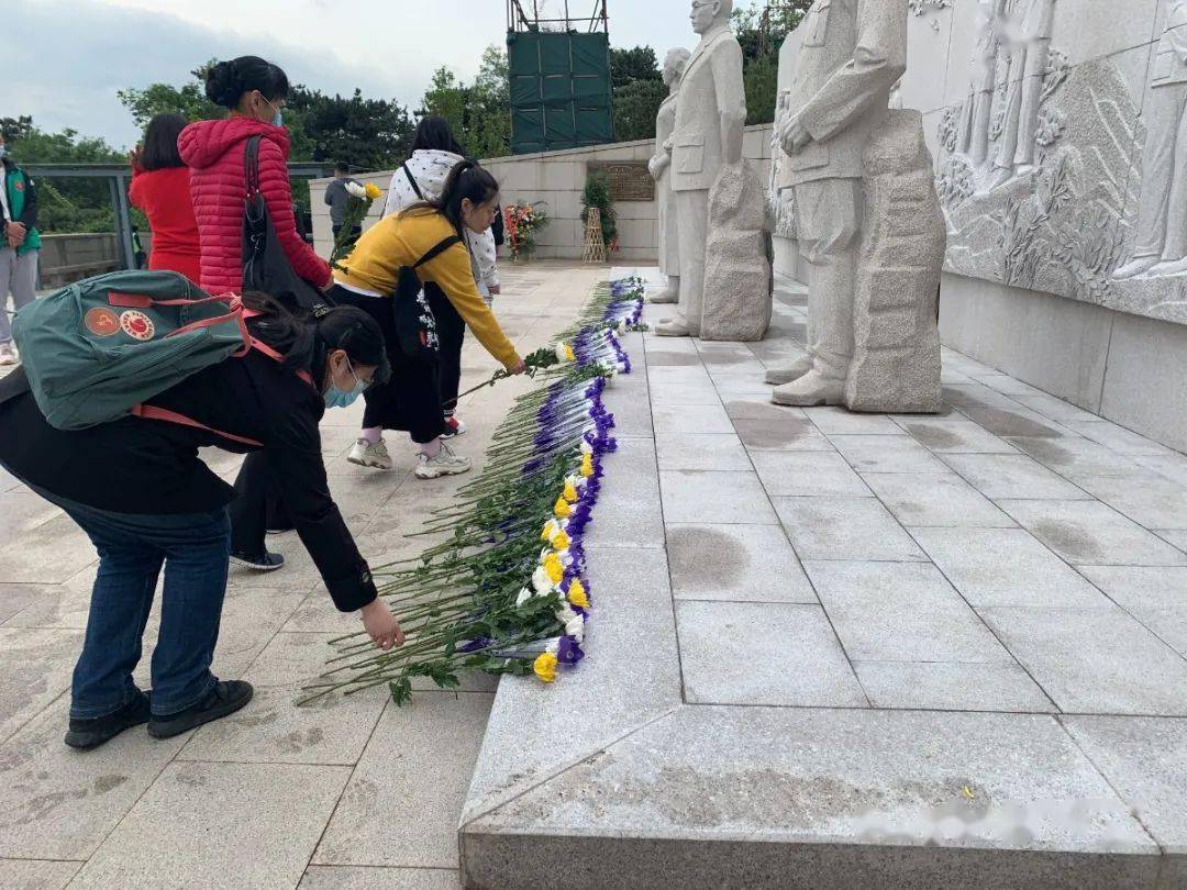 建党百年正青春跟党奋进新时代八角街道两新组织参观西山无名英雄烈士