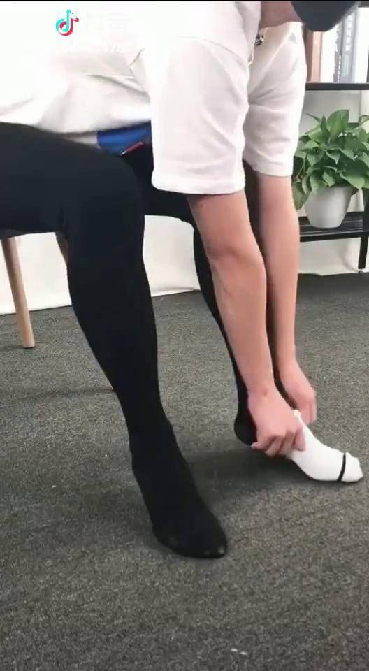 怎么冷的天气借嫂子的丝袜暖和暖和这样就可以充满了活力去吸引妹子