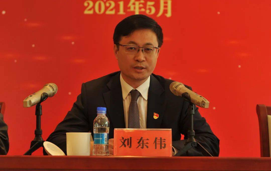 区委副书记刘东伟同志代表区委,区政府向受到表彰的先进集体和先进