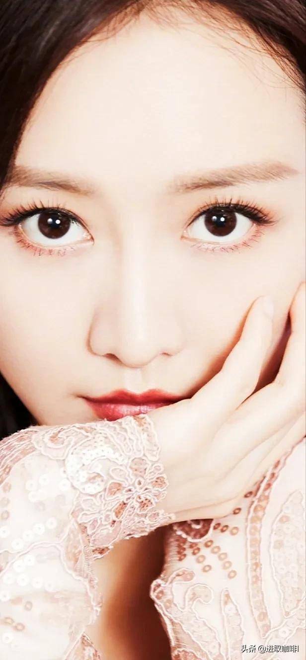 一双美眸含情脉脉挺秀的琼鼻香腮微晕吐气如兰香醉人