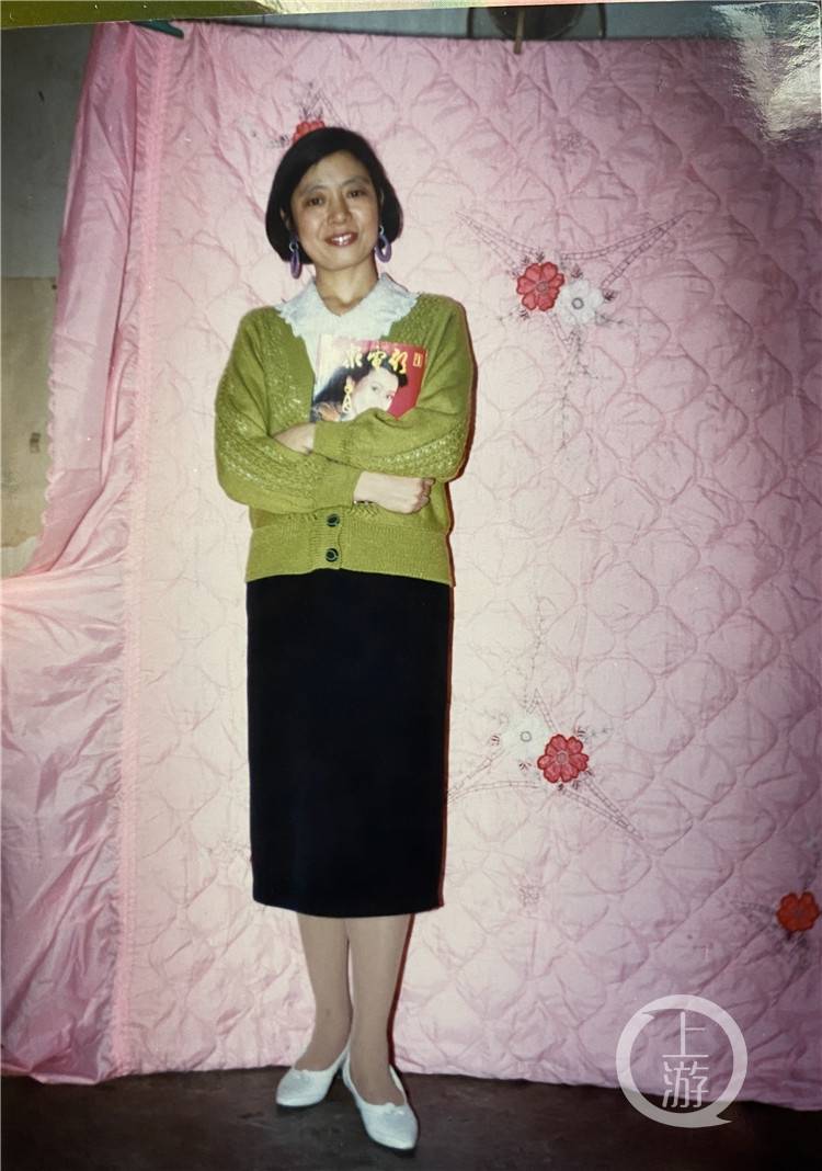 据女儿乔伊介绍说,她无意中翻到了妈妈李明先过去的老照片,过去家里