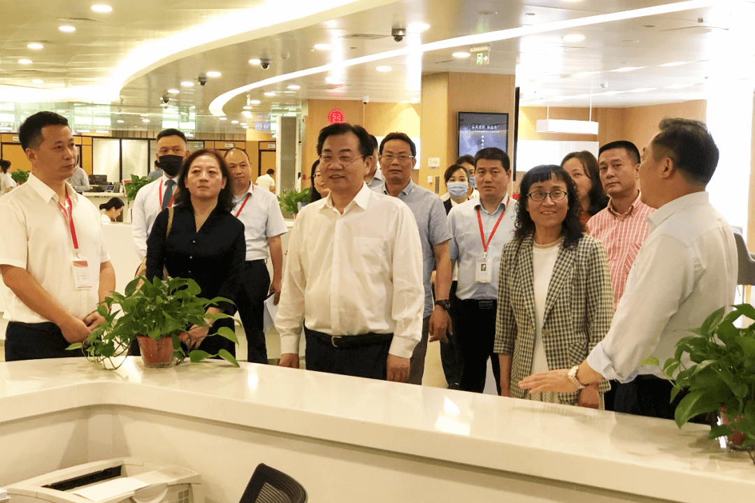 黎咸兴调研省厅驻省政务服务大厅窗口_邓玲