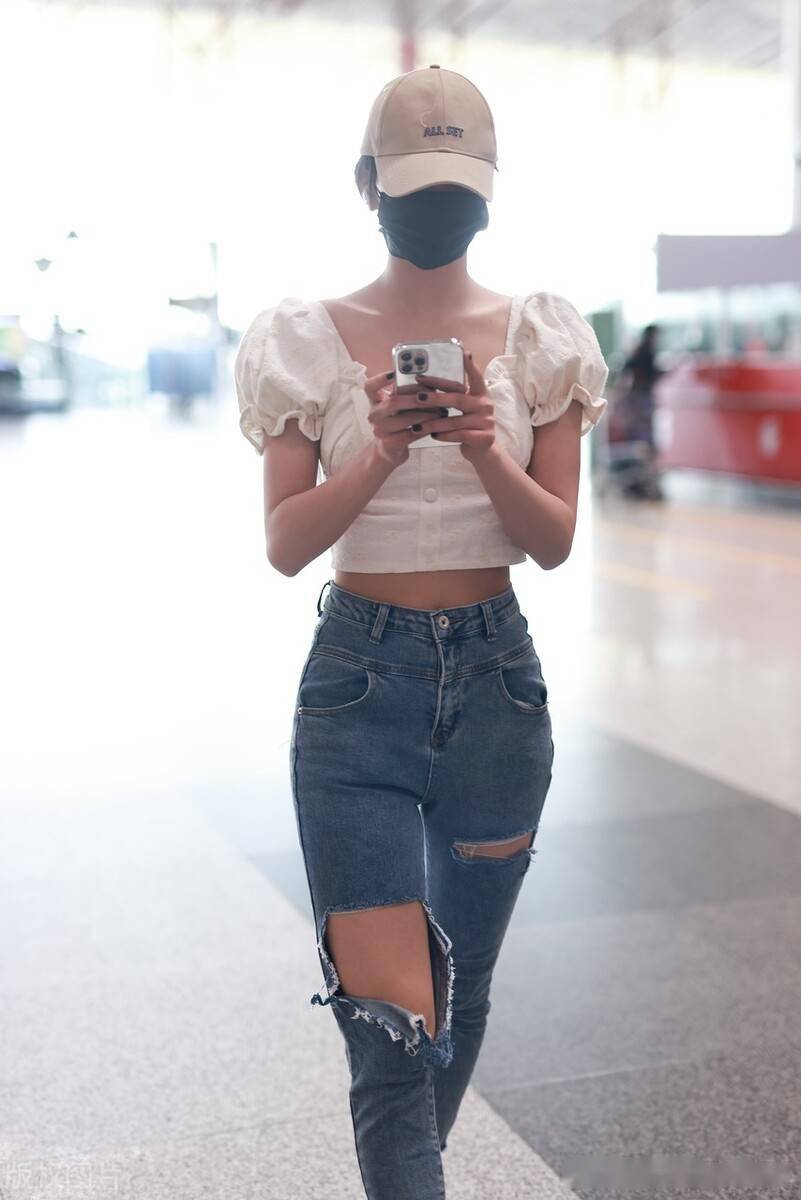 街拍:孔雪儿泡泡袖衬衫 紧身牛仔裤 戴米色鸭舌帽甜美淑女