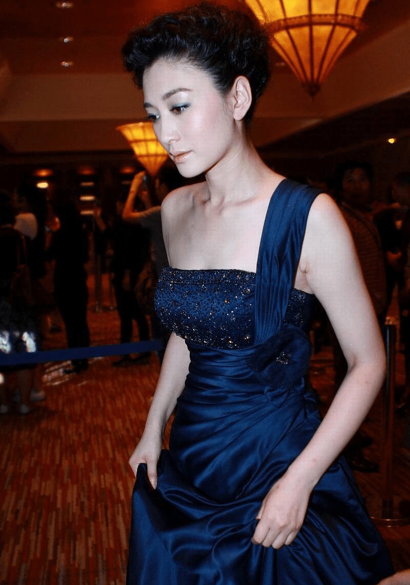 李小冉抹胸裙大秀身材,藏蓝色也能穿出清纯妩媚,气质太好了.