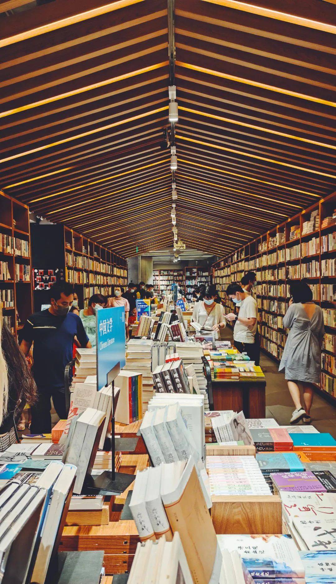 广州·方所书店而在全国文化中心北京,许知远经营的独立书店单向空间