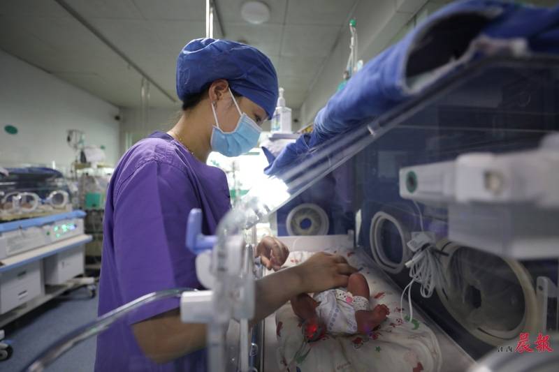 早产儿的哭声十分微弱,几近无声,唯有监护仪上波动的心电图和提示音