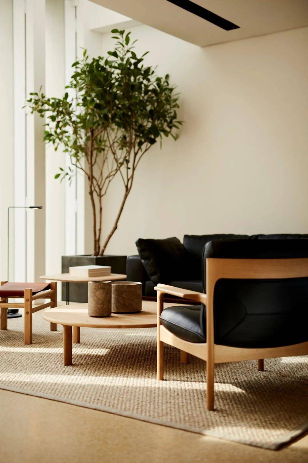 燕麦色的水磨石地板和吧台由当地工匠铺成,是传统中泰店铺的标志.