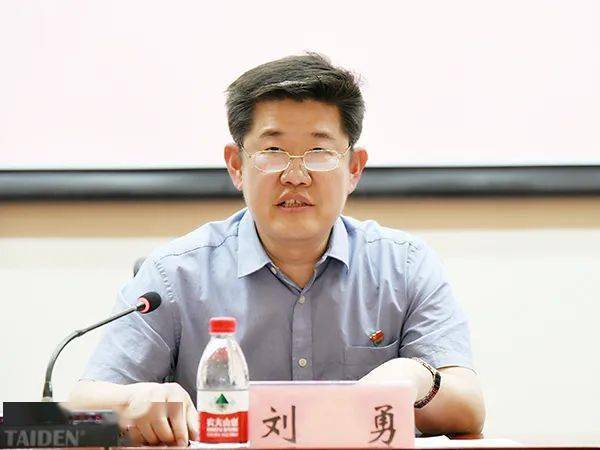 会上,由西青医院党委书记李德成致辞,向仍坚守在工作岗位辛勤工作的