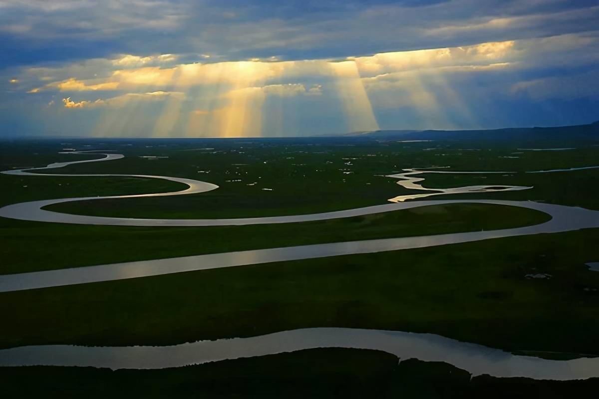 雾锁通天河夕阳下的开都河霞光映天河夜尽天明拥抱阳光远眺长河落日圆